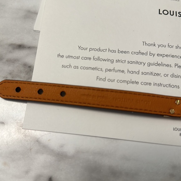 Louis Vuitton essential V bracelet . - Picture 3 of 4